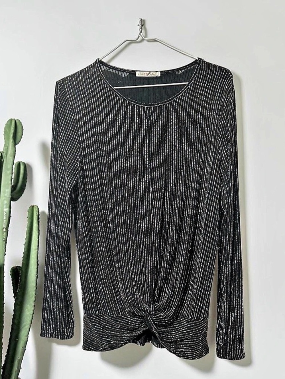 Heart & Hips Metallic Striped Knot Front Top in Black & Gold Size Medium